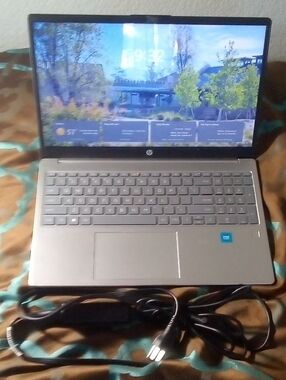 HP Silver Laptop with Gray Keyboard and Blue Intel Sticker 15-fd0526ds